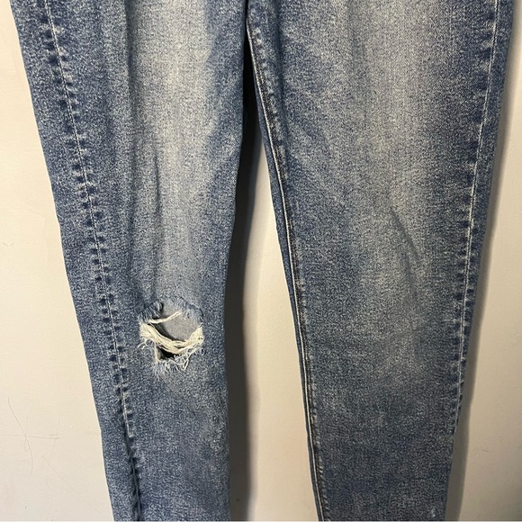 American Eagle High Rise Mom Jeans Distressed Sz 8 Medium Wash - Picture 4 of 7